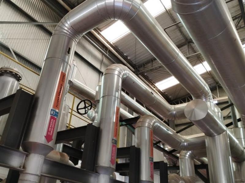 Tubulações isoladas em planta industrial