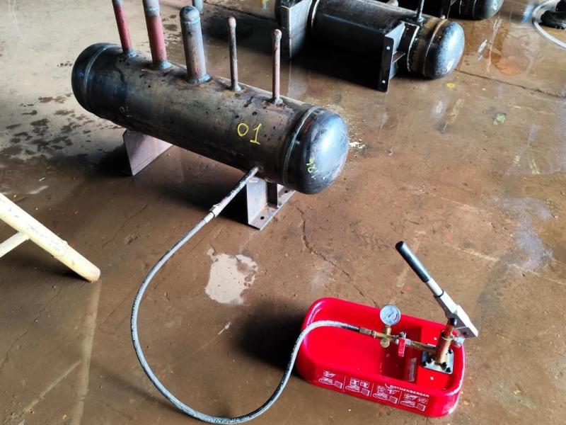 Teste hidrostático com bomba manual
